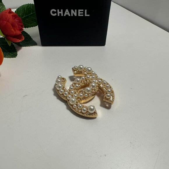 CHANEL Gold and White Pearl Brooch - Picture 2 of 6